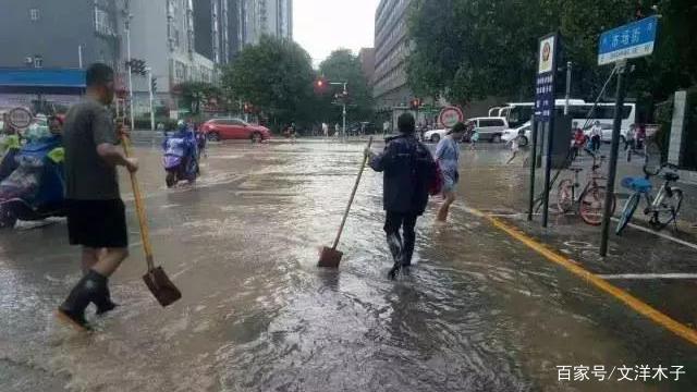 西安暴雨多路面积水，劳斯莱斯被困，城市防汛谁之过？-