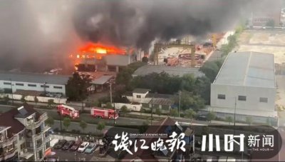 ​快讯｜杭州一汽修厂起火，现场烟雾很大，有车子被烧了