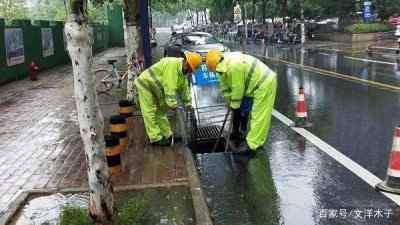 ​西安暴雨多路面积水，劳斯莱斯被困，城市防汛谁之过？