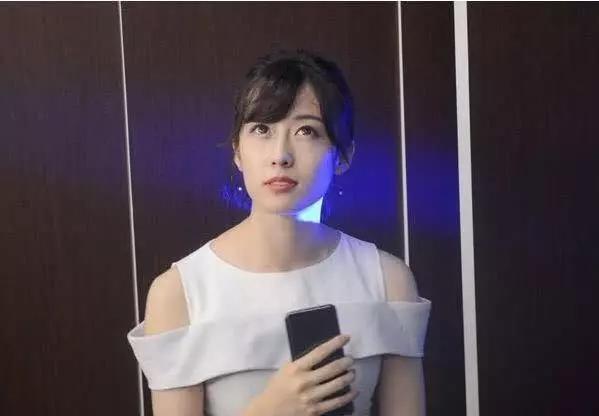 LOL:美女主持薇薇放弃LPL主持,签约RNG,只因喜欢一个人