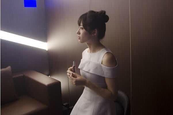 LOL:美女主持薇薇放弃LPL主持,签约RNG,只因喜欢一个人