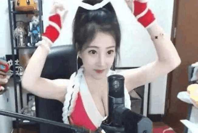 LOL主播冯提莫续“换头怪”后,被网友调侃:再过一年该变C字脸?