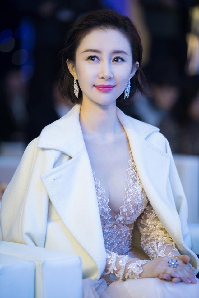 舒畅这样穿也太大胆了!透视裙下一览无余,网友:还不如不穿呢!