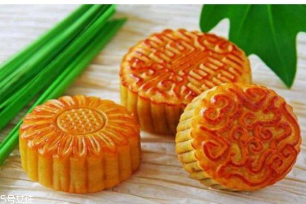 月饼一般是用什么做的呢 吃月饼有什么注意的呢 月饼一般是用什么做的呢 吃月饼有什么注意的呢