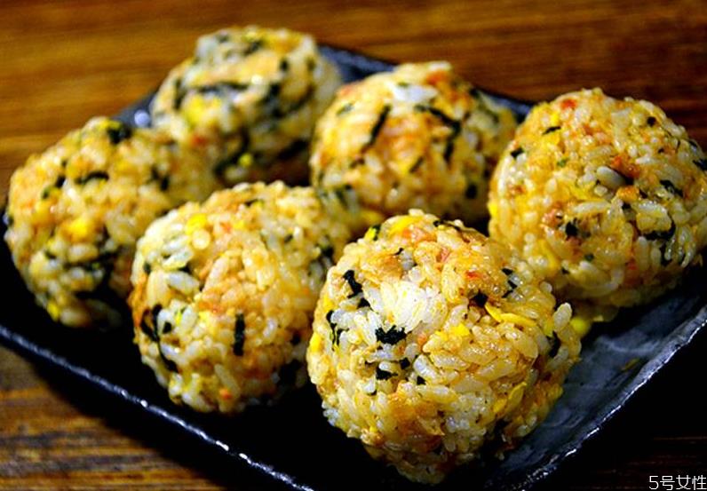 饭团米可以用电饭锅做吗 怎么做饭团好吃 饭团米可以用电饭锅做吗 怎么做饭团好吃