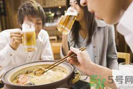 吃火锅能喝啤酒吗?吃火锅喝啤酒对身体好吗? 吃火锅能喝啤酒吗?吃火锅喝啤酒对身体好吗?