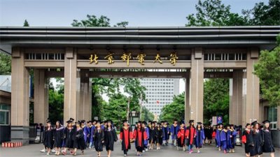 ​曾经的“小破邮”，如今也有最美的校园风景，被誉为“编程王国”