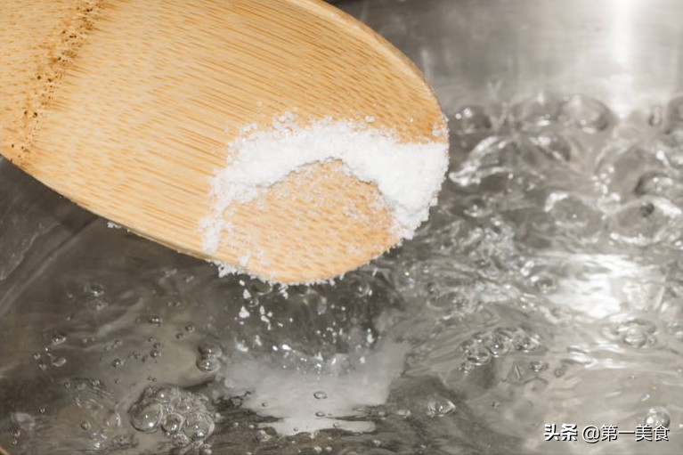 煮元宵应该是冷水下锅还是热水（汤圆的正确煮法解析）