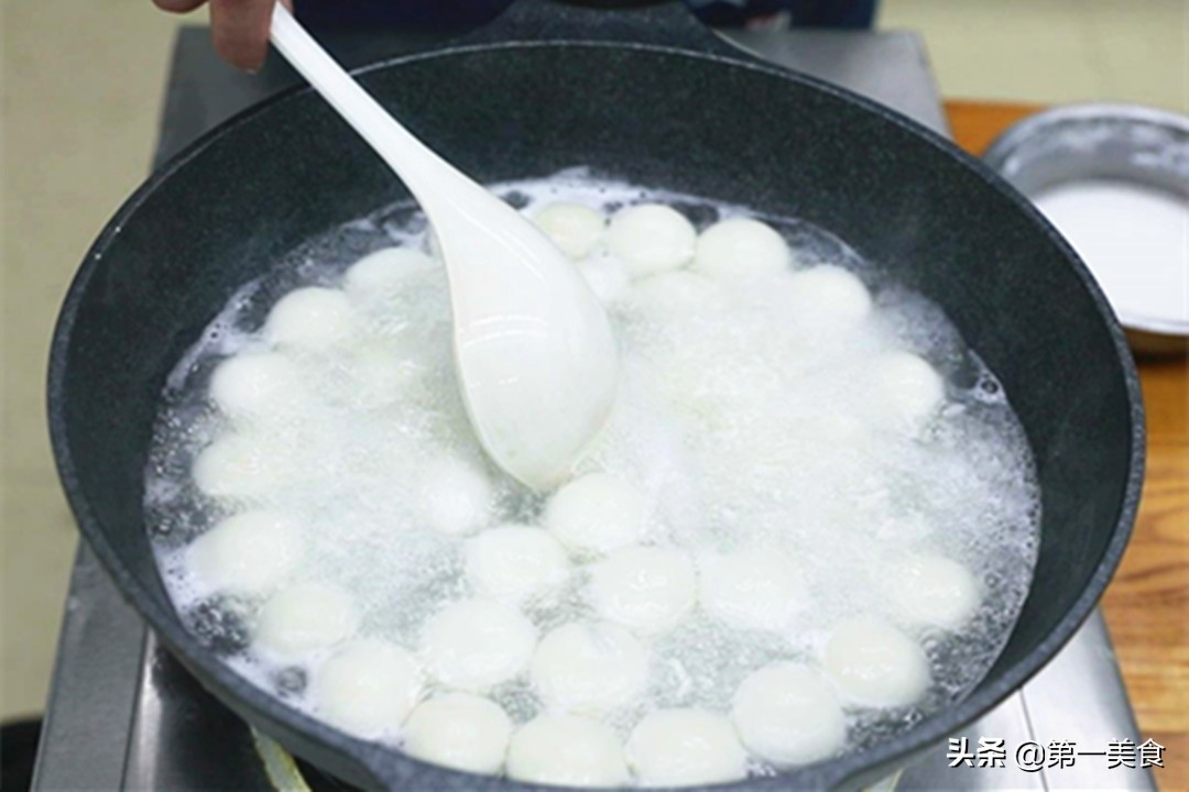 煮元宵应该是冷水下锅还是热水（汤圆的正确煮法解析）