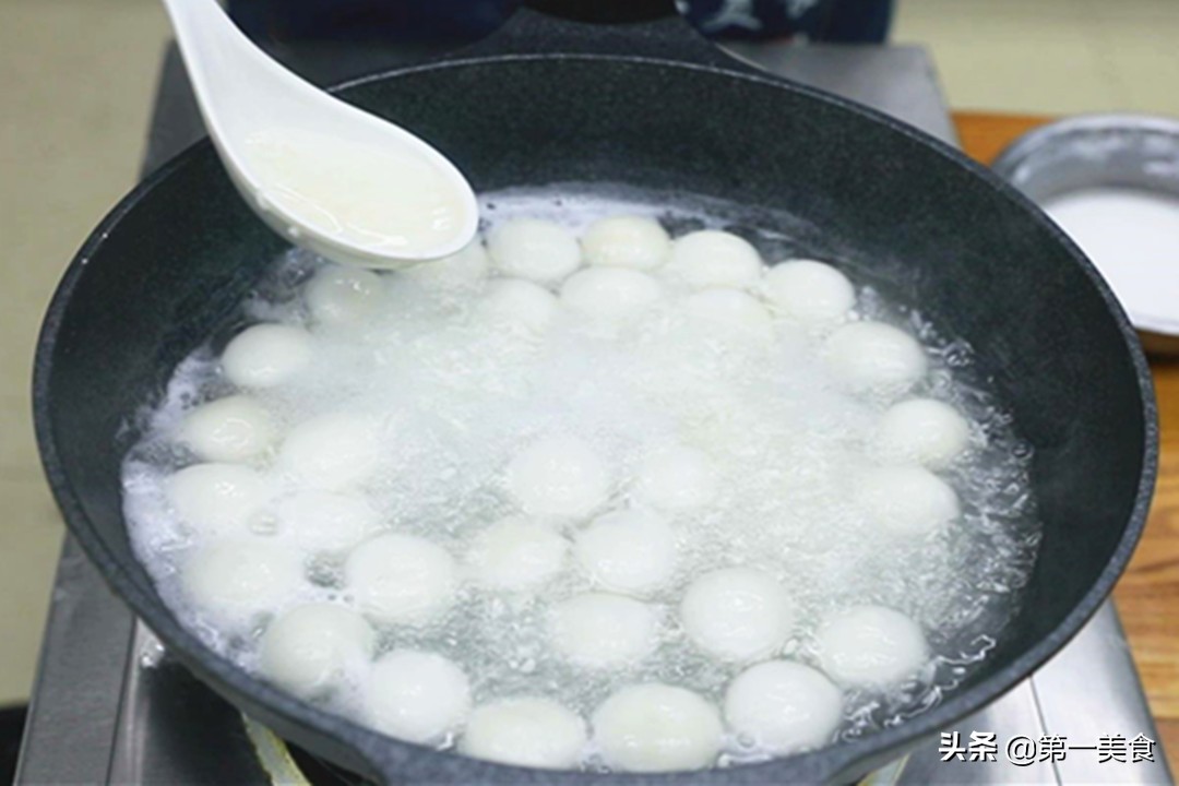 煮元宵应该是冷水下锅还是热水（汤圆的正确煮法解析）