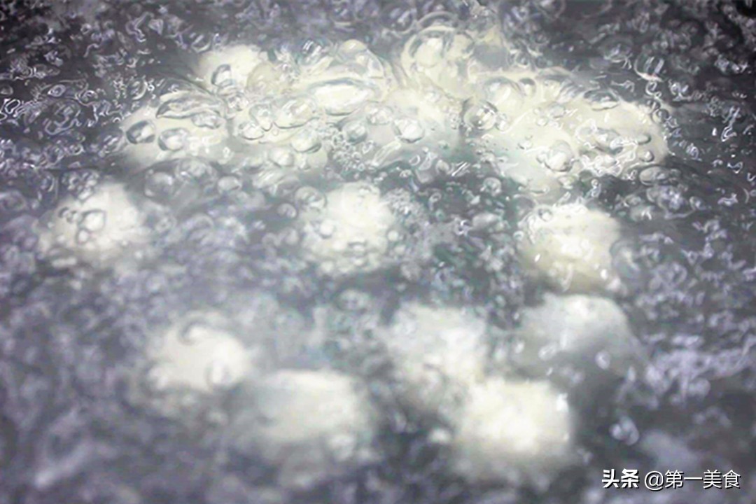 煮元宵应该是冷水下锅还是热水（汤圆的正确煮法解析）