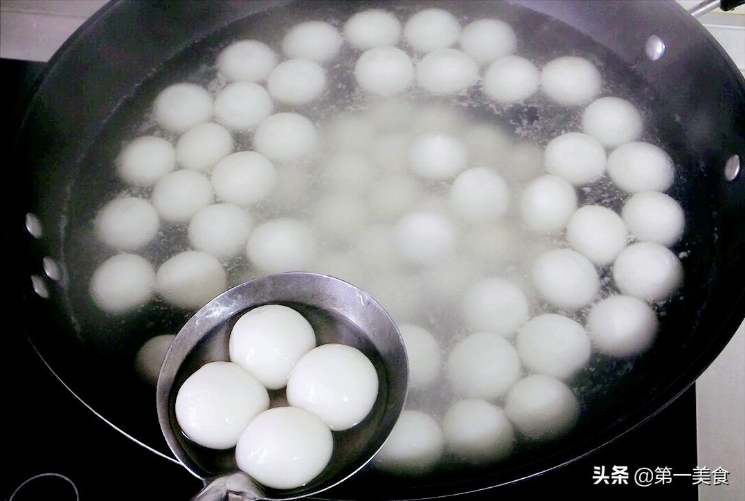 煮元宵应该是冷水下锅还是热水（汤圆的正确煮法解析）
