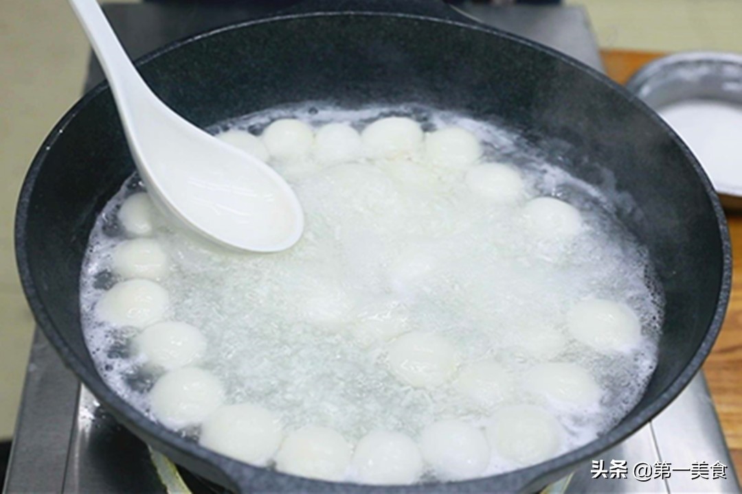 煮元宵应该是冷水下锅还是热水（汤圆的正确煮法解析）
