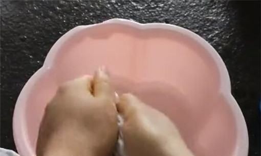 西红柿弄到白色衣服上怎么办,西红柿弄到了白色衣服怎么洗图11