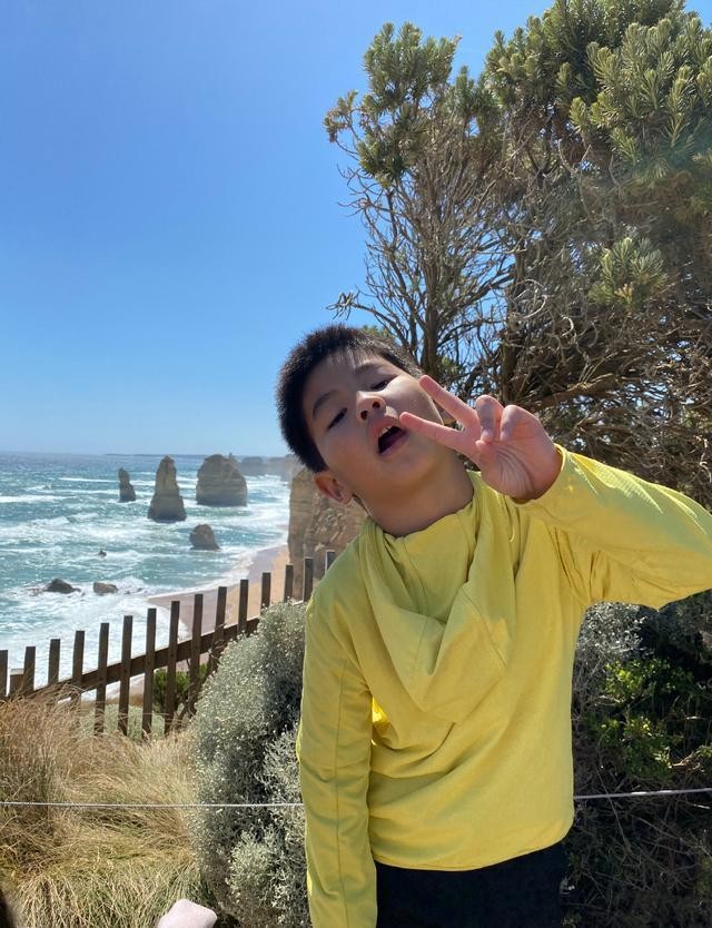 胡可分享娃儿日常,安吉长胖了,小鱼儿在搞怪,老公视角下太幸福