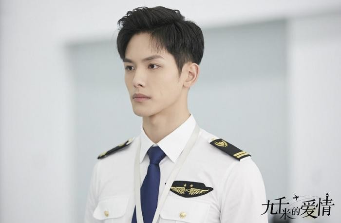 继最动听的事后，王以纶新剧上演制服诱惑，与女主组民航CP！