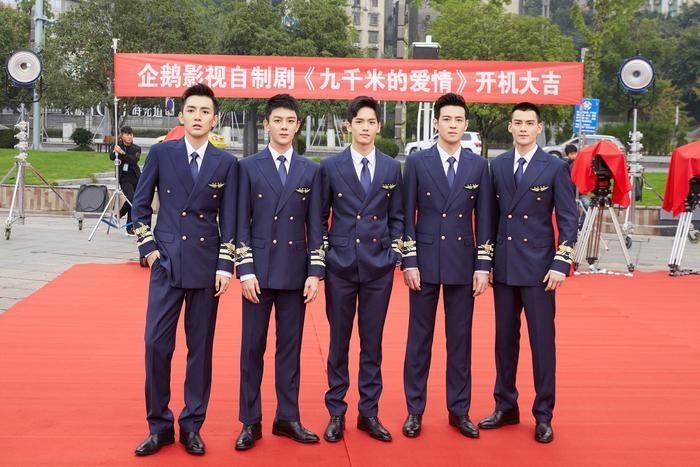 继最动听的事后，王以纶新剧上演制服诱惑，与女主组民航CP！