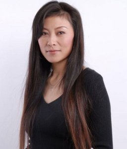 ​岳红捧女儿，闫妮捧女儿，她的女儿最争气，成为人尽皆