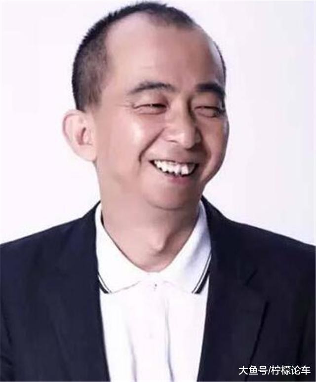 被称为最丑演员, 长相不输黄渤, 今37岁开奔驰, 妻子还貌美如花