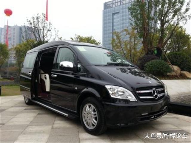 被称为最丑演员, 长相不输黄渤, 今37岁开奔驰, 妻子还貌美如花