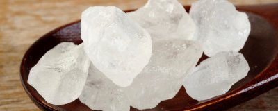​请问白冰糖和黄冰糖有什么区别 黄冰糖和白冰糖有何区别