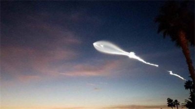 ​美国的新泽西州机场 夜空中悬停了三角形的不明物体