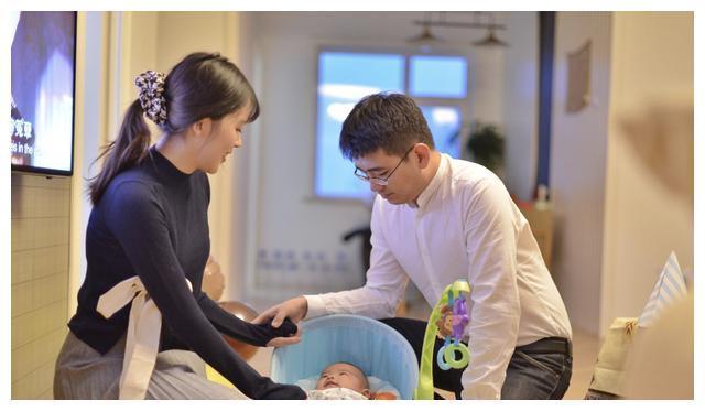 给孩子办百日宴，身着民族服饰出场太夺目，网友：有王位要继承吗