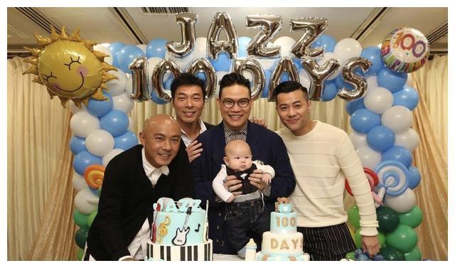 给孩子办百日宴，身着民族服饰出场太夺目，网友：有王位要继承吗