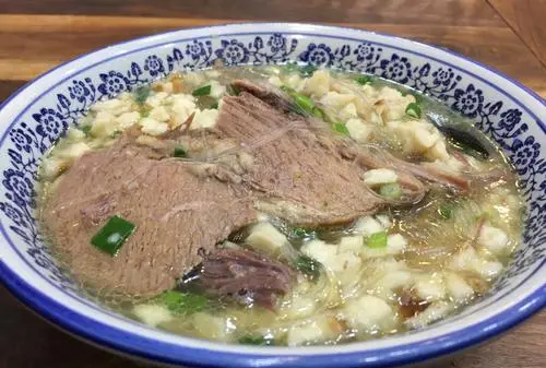 羊肉泡馍是哪个地方的菜,羊肉泡馍是哪个地方的菜系图4