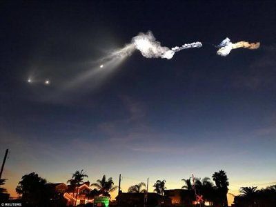 ​美国加州洛杉矶夜空出现壮观UFO 原来是SpaceX猎鹰9号火箭发射