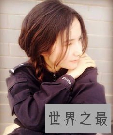 中国最美女警花，16岁入伍，大校军衔，却嫁给了一名保安