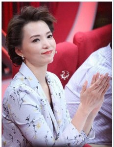 ​董卿老到认不出！49岁素颜和中年大妈似的，沧桑却越看气质越强！