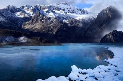 ​探秘极寒世界南极冰层下发现不明生物：形似海绵 或为未知新物种