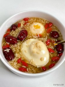 ​低估了客家人酒酿食补的威力，吃了一个月，脸蛋白里透红