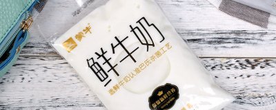 ​袋装牛奶怎么插吸管