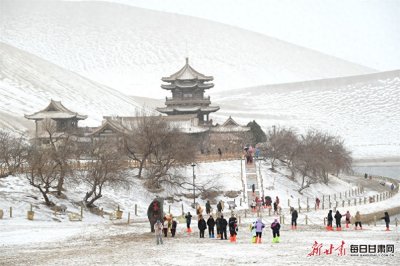 ​沙雪交融绘春景 敦煌大漠别样美