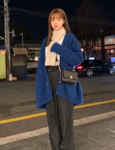 ​女生这样穿最可爱：男友风套装＋“粉饼鞋”，直男看了都喜欢！