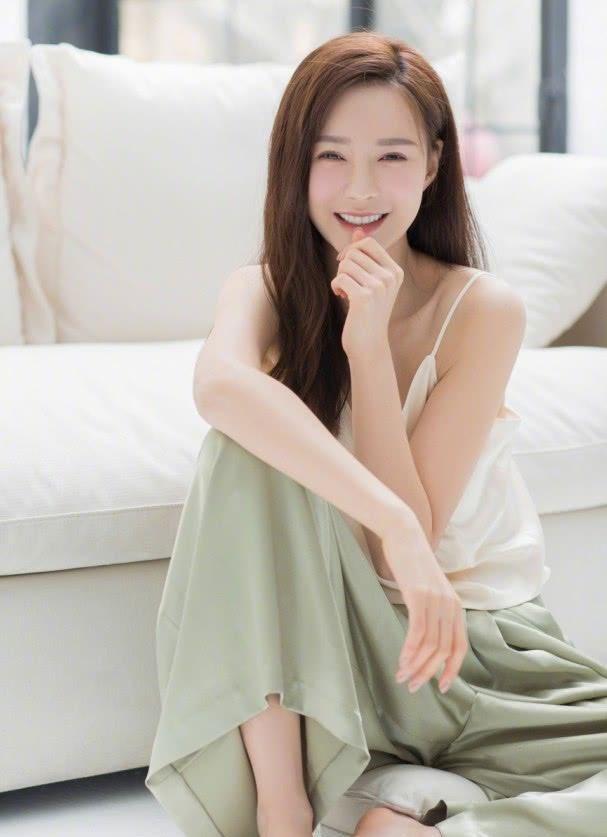 女生这样穿最可爱:男友风套装+“粉饼鞋”,直男看了都喜欢!