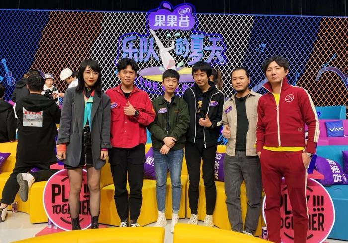 九连真人|一群小镇青年是如何“摇滚”整个世界的