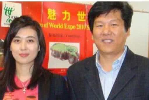 她是央视最美主持,长相甜美,最后嫁给了大26岁的丑男