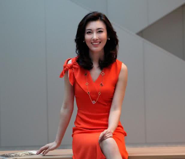 她是央视最美主持,长相甜美,最后嫁给了大26岁的丑男