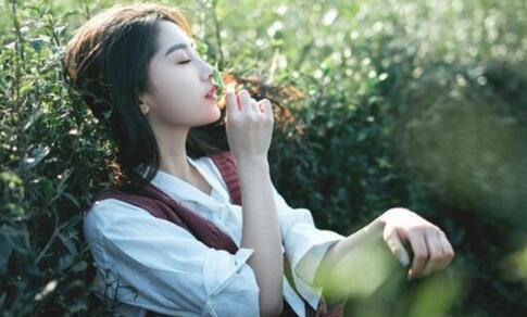 浪漫而不烂俗的高级文案 氛围感拉满的拽文案句子