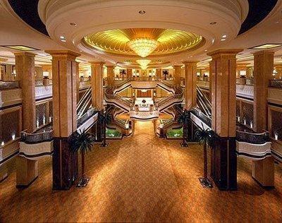 最豪八星酒店,耗资200亿22吨黄金打造,住一晚要十万元