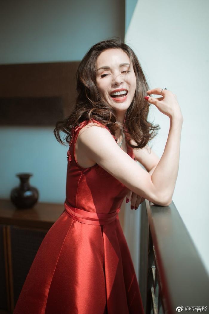 52岁最美小龙女曝近照一弯腰…网友喷鼻血