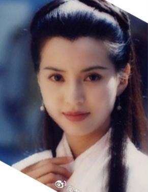 52岁最美小龙女曝近照一弯腰…网友喷鼻血