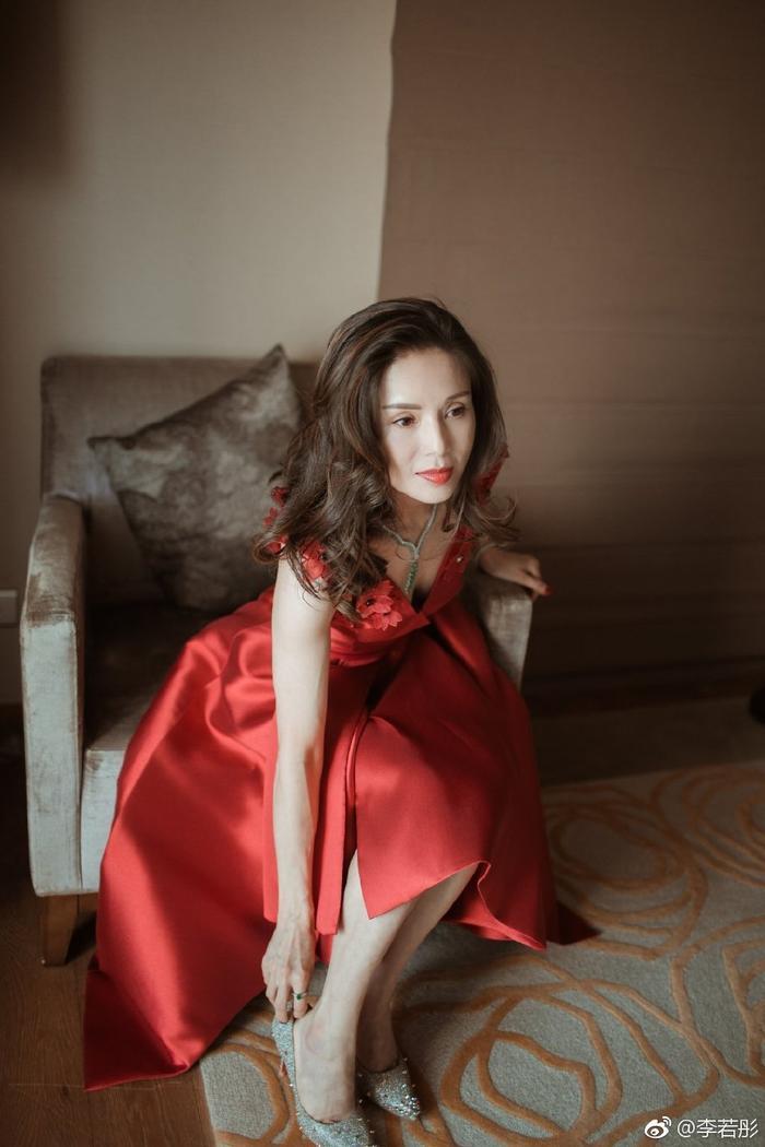 52岁最美小龙女曝近照一弯腰…网友喷鼻血