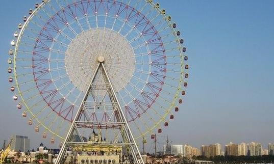 苏州摩天轮目前是世界最大的水上摩天轮，非常适合情侣来游玩！