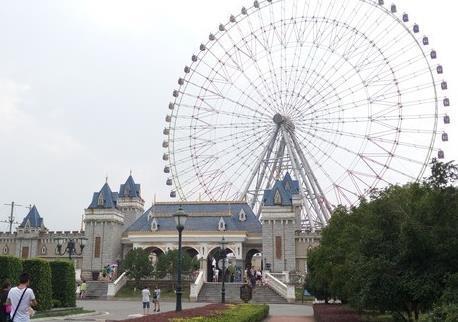 苏州摩天轮目前是世界最大的水上摩天轮，非常适合情侣来游玩！