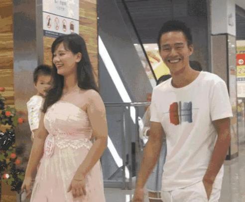 商场共享女友, 扫码领走, 1元30分钟, 陪吃陪逛, 最后感觉上当