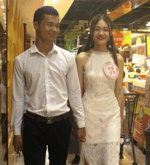 商场共享女友, 扫码领走, 1元30分钟, 陪吃陪逛, 最后感觉上当